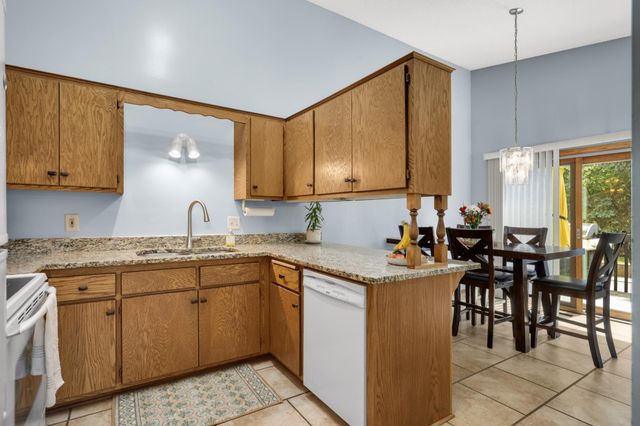 7654 12th Street N, Oakdale, MN 55128