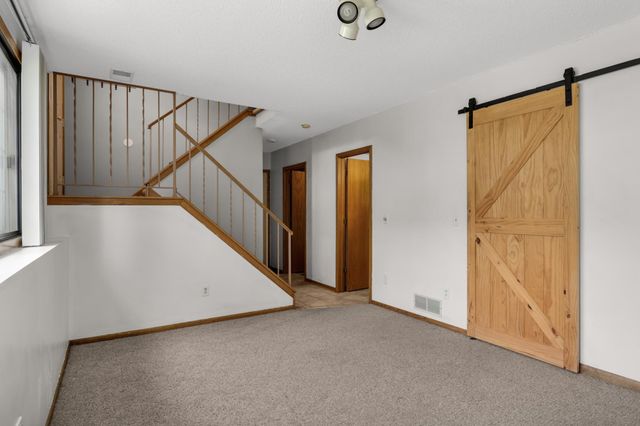 7654 12th Street N, Oakdale, MN 55128