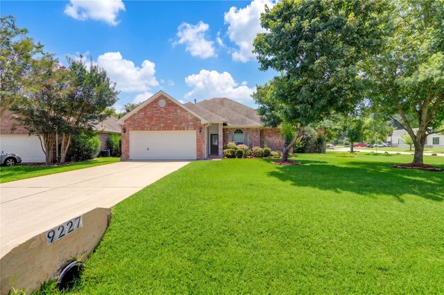 9227 Hidden Lake E, Magnolia, TX 77354