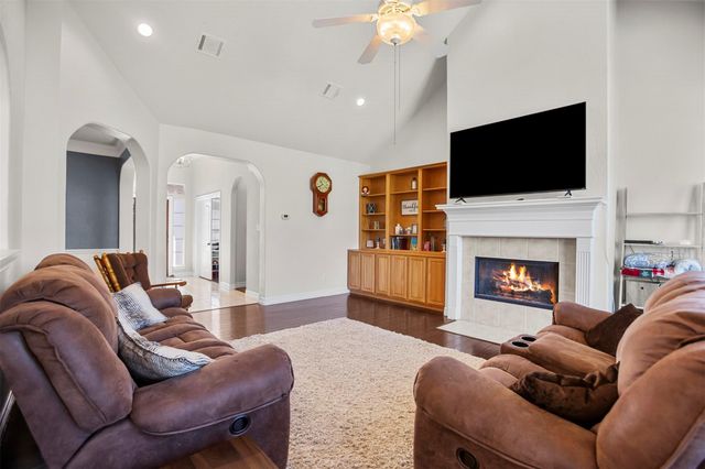 8015 Bayview Drive, Beach City, TX 77523