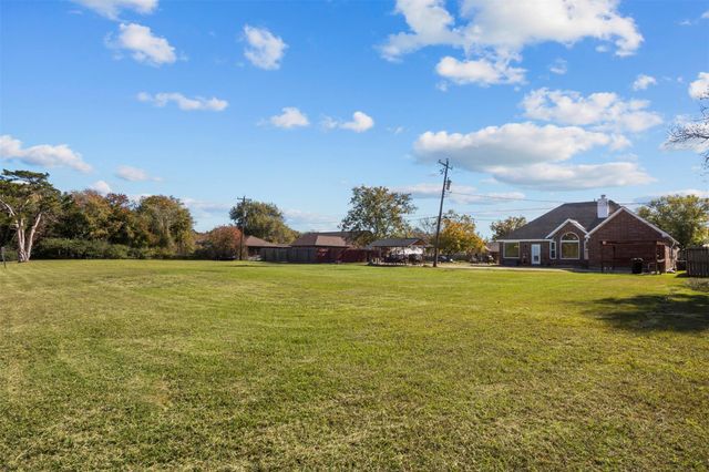 8015 Bayview Drive, Beach City, TX 77523