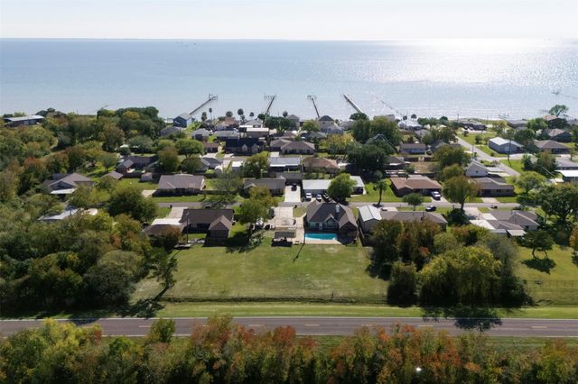8015 Bayview Drive, Beach City, TX 77523