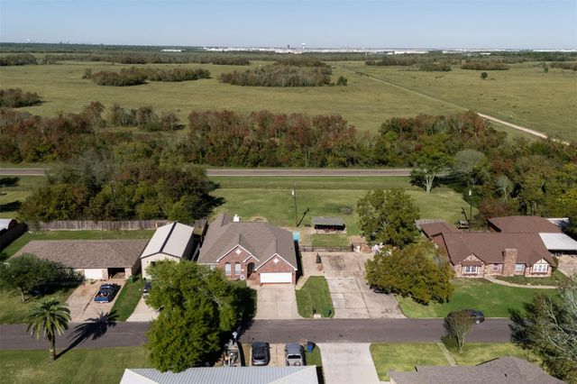 8015 Bayview Drive, Beach City, TX 77523