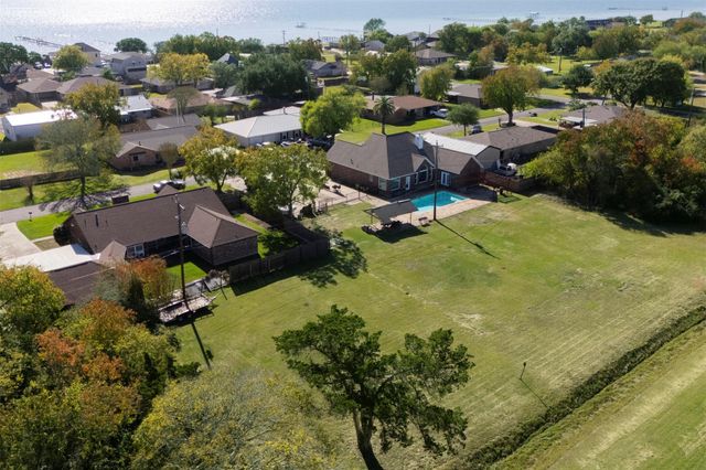 8015 Bayview Drive, Beach City, TX 77523