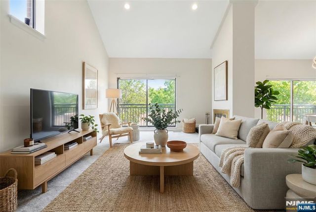 5 Millay Court, Teaneck, NJ 07666