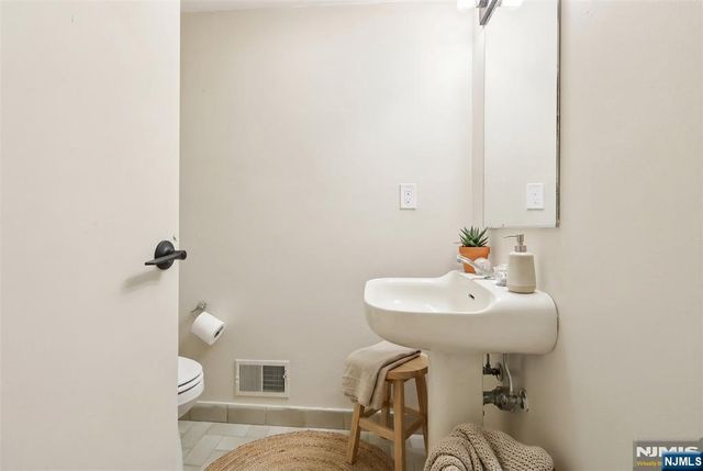 5 Millay Court, Teaneck, NJ 07666