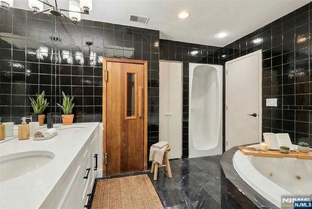 5 Millay Court, Teaneck, NJ 07666