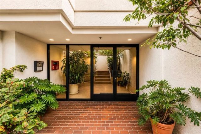 432 S Hamel Road 302, Los Angeles, CA 90048