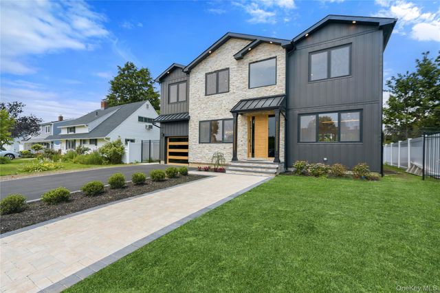 28 Choir Lane, Westbury, NY 11590