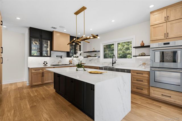 28 Choir Lane, Westbury, NY 11590