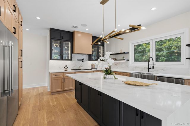 28 Choir Lane, Westbury, NY 11590