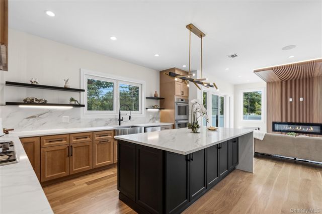 28 Choir Lane, Westbury, NY 11590