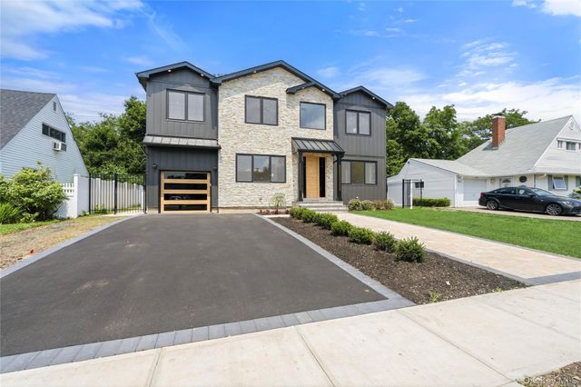 28 Choir Lane, Westbury, NY 11590