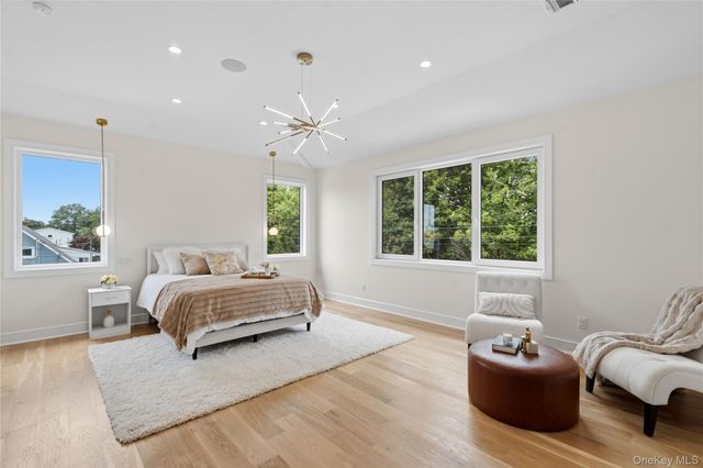 28 Choir Lane, Westbury, NY 11590