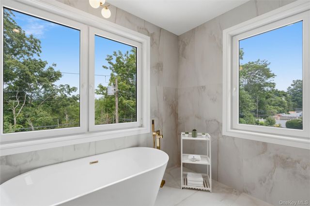 28 Choir Lane, Westbury, NY 11590
