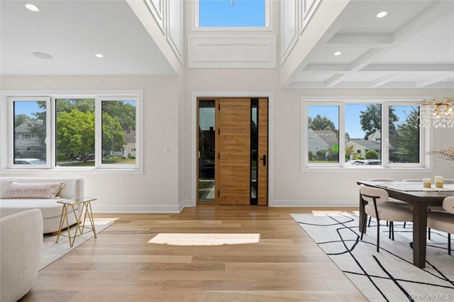 28 Choir Lane, Westbury, NY 11590