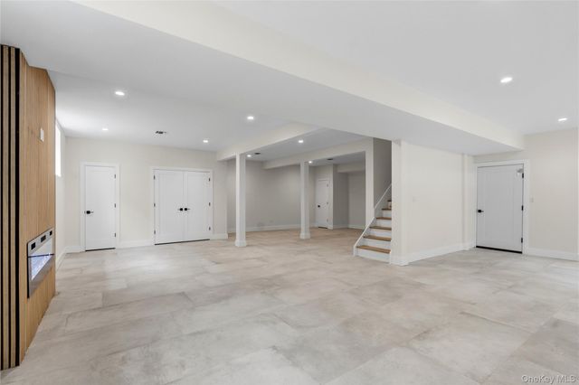 28 Choir Lane, Westbury, NY 11590