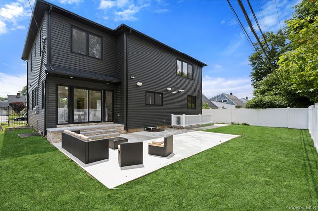 28 Choir Lane, Westbury, NY 11590