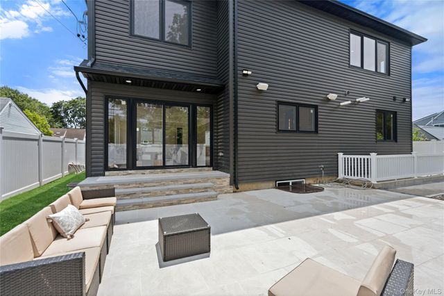 28 Choir Lane, Westbury, NY 11590