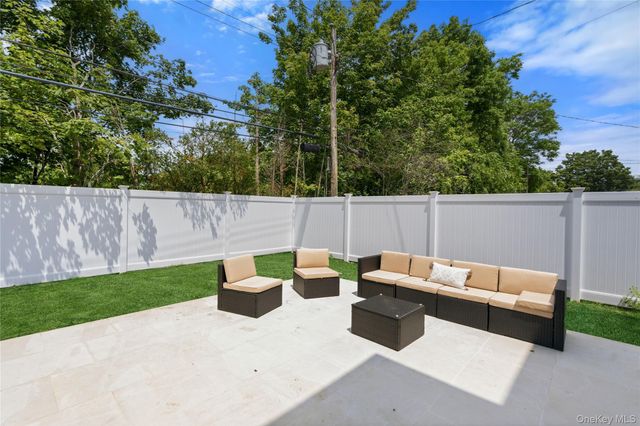 28 Choir Lane, Westbury, NY 11590