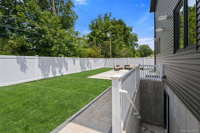 28 Choir Lane, Westbury, NY 11590