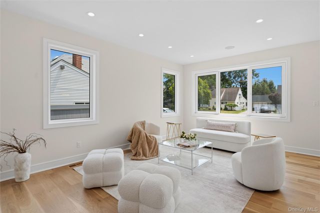 28 Choir Lane, Westbury, NY 11590