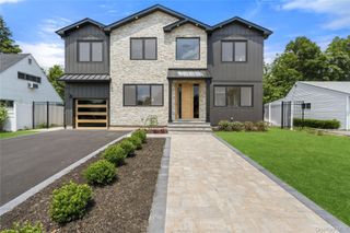 28 Choir Lane, Westbury, NY 11590