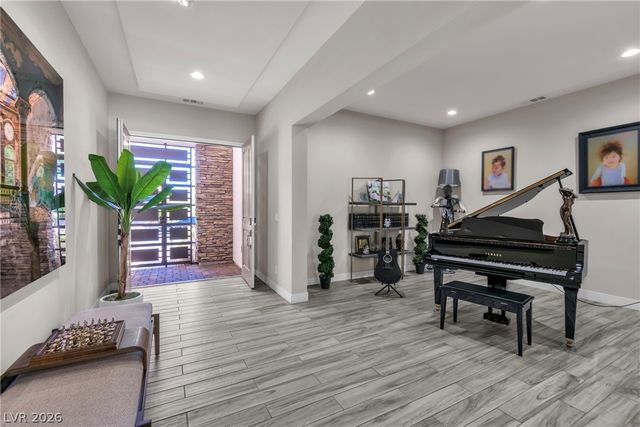 8233 Sweetwater Creek Way, Las Vegas, NV 89113