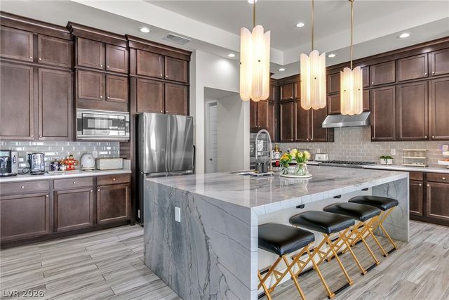 8233 Sweetwater Creek Way, Las Vegas, NV 89113