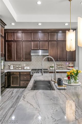 8233 Sweetwater Creek Way, Las Vegas, NV 89113