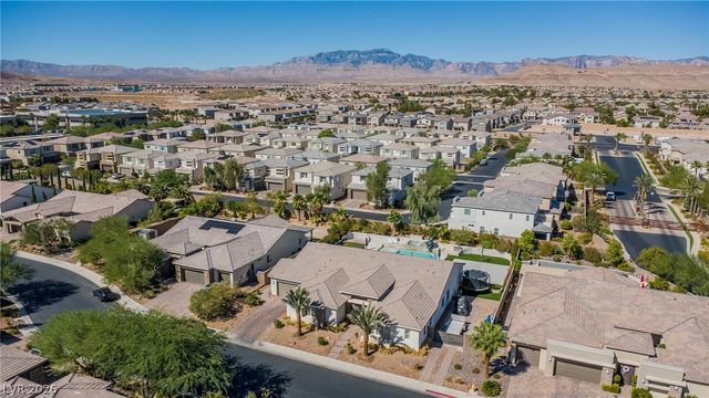 8233 Sweetwater Creek Way, Las Vegas, NV 89113