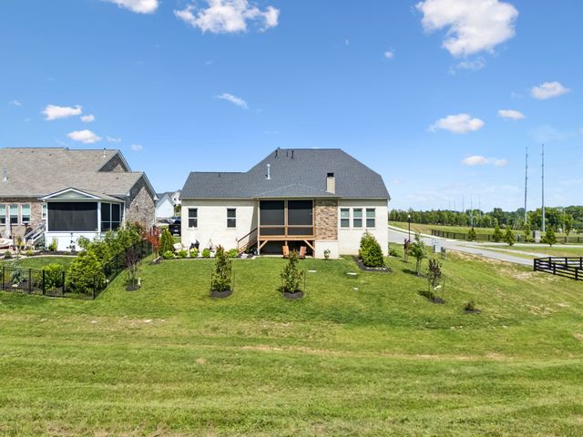5011 High Park Hill Dr, Arrington, TN 37014