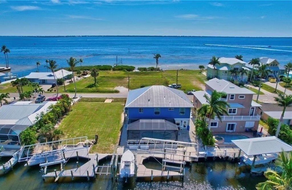 Image 3 of property listing at 3420 1ST AVENUE, St James City, FL 33956