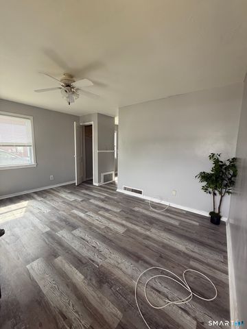 43 Pioneer Circle, Manchester, CT 06040