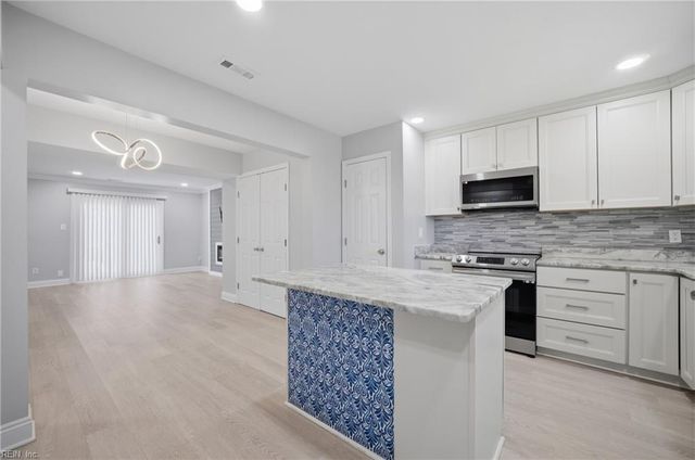 712 White Hall LN, Virginia Beach, VA 23462