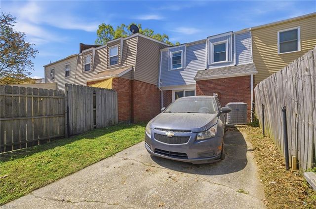 712 White Hall LN, Virginia Beach, VA 23462