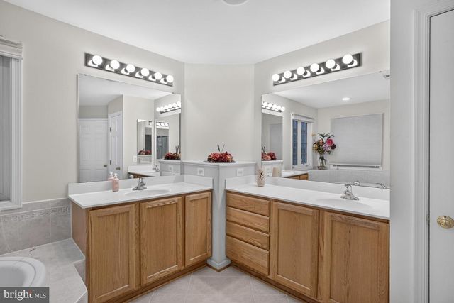 9954 E HILL DR, Lorton, VA 22079