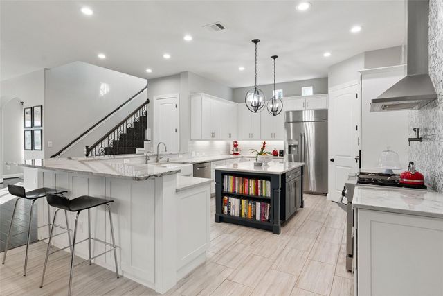 215 Rocky Coast DR, Lakeway, TX 78738