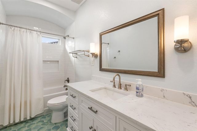 215 Rocky Coast DR, Lakeway, TX 78738