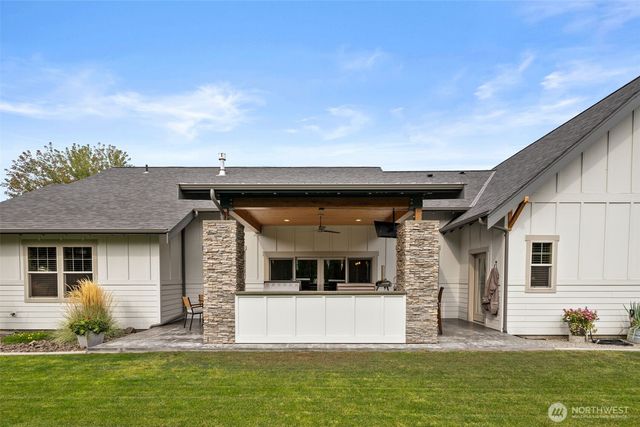 2535 Tuscany Lane, Malaga, WA 98828