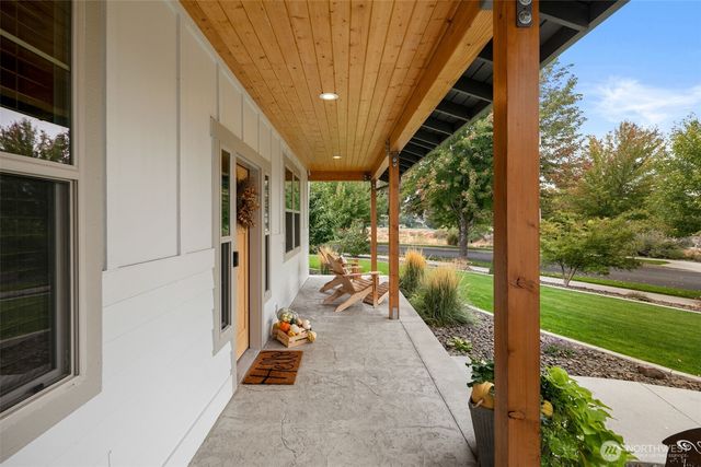 2535 Tuscany Lane, Malaga, WA 98828