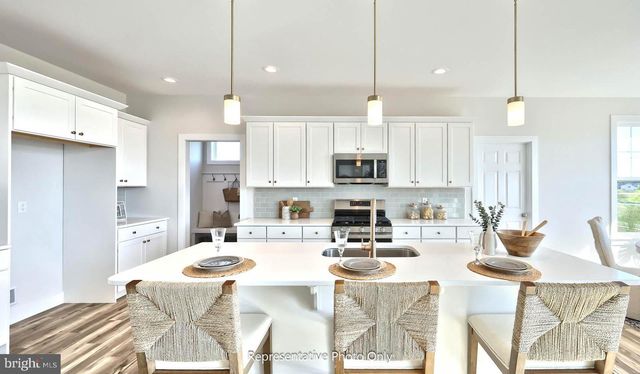 402 MORRIS DR, Mechanicsburg, PA 17055
