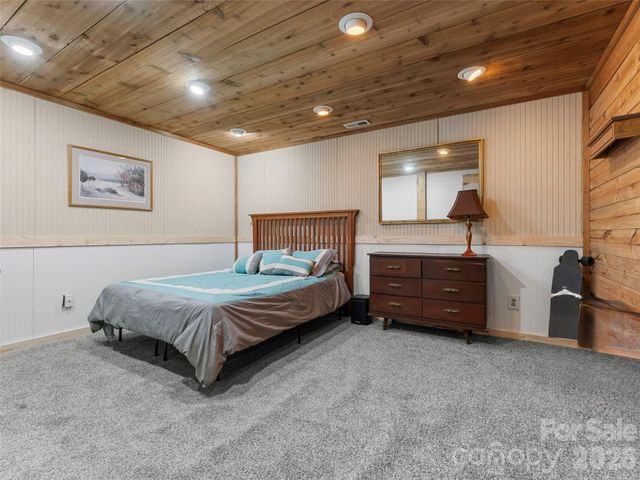 6 Ravenwood Lane, Horse Shoe, NC 28742