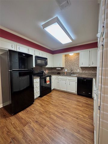 501 Rolling Hills Drive, Hewitt, TX 76643