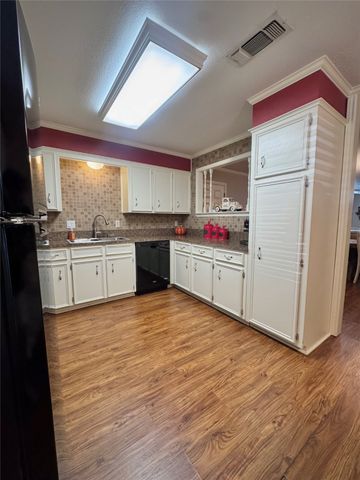 501 Rolling Hills Drive, Hewitt, TX 76643