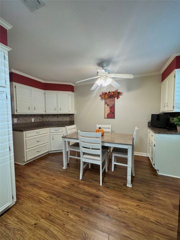 501 Rolling Hills Drive, Hewitt, TX 76643