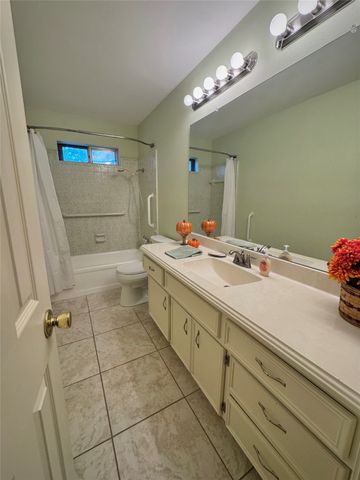 501 Rolling Hills Drive, Hewitt, TX 76643