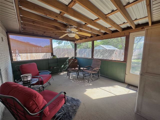 501 Rolling Hills Drive, Hewitt, TX 76643