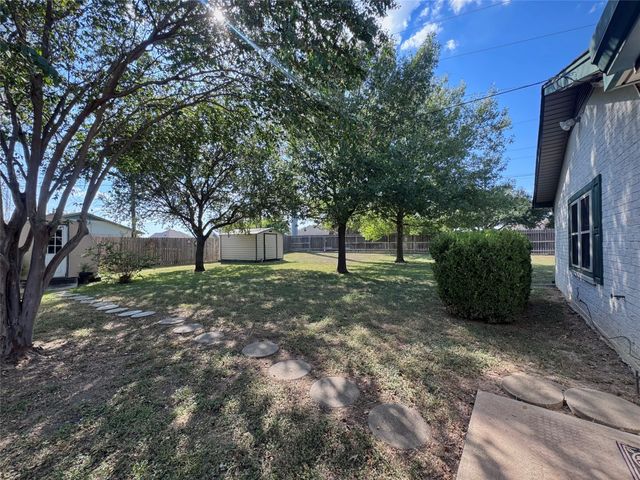 501 Rolling Hills Drive, Hewitt, TX 76643