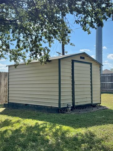 501 Rolling Hills Drive, Hewitt, TX 76643